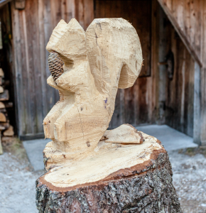 sculpture en bois écureuil